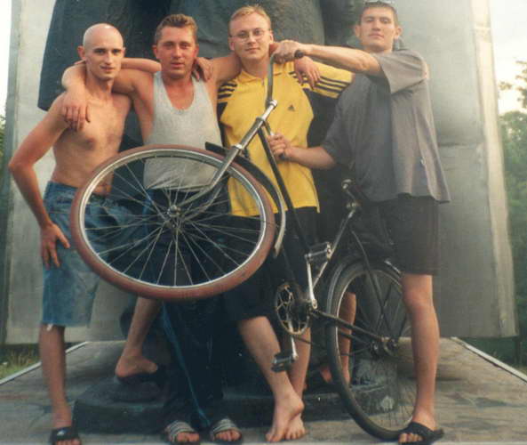 у памятника